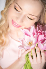 Obraz na płótnie Canvas Luxurious blonde with a bouquet of tulips