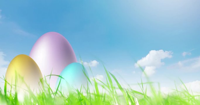 helle, fr&ouml;hliche animierte bunte Eier, Ostereier f&uuml;r frohe ostern bewegen sich auf Ostergras, vor blauem Himmel als Hintergrund