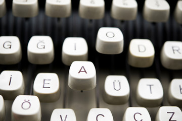 keys on an old typewriter