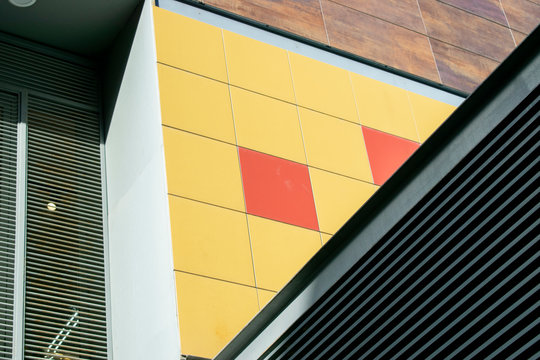 Fachada de un edificio moderno de madera y fachada ventilada.