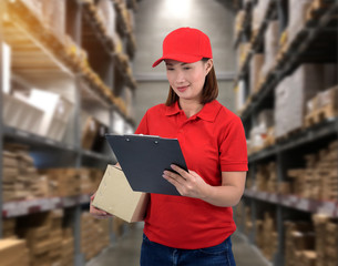 Female staff Delivering products Sign the signature on the product receipt form with parcel boxes