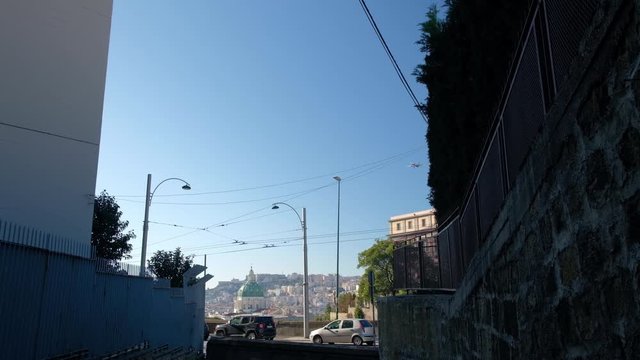 N&aacute;poles. Tr&aacute;fico terrestre y a&eacute;reo. Campania, Italia, Europa.