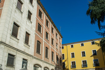 Fototapeta na wymiar Edificios antiguos de piedra y fachada amarilla.