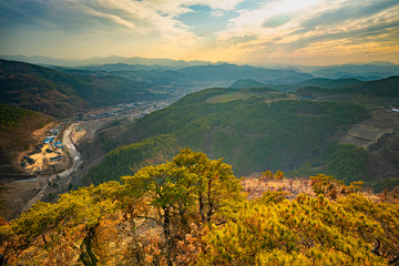 Obraz premium Mountain and Temple Scenery in Korea's Juwangsan National Park