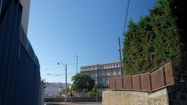 N&aacute;poles. Tr&aacute;fico junto al Parque de Capodimonte. Campania, Italia, Europa.