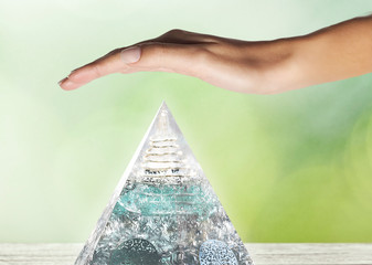 Orgon - Orgonite pyramide mit Hand - energie fühlen