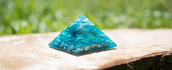 Orgonite pyramide blau in Nature