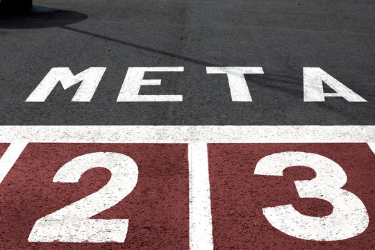 Linea de meta, nuevos proyectos, nuevos retos. Carreras y pista de atletismo. Perdedor o ganador. Atletismo