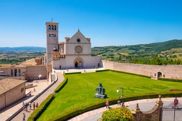 Deurstickers La Basilica di San Francesco ad Assisi, Umbria, Italia, in una soleggiata giornata estiva © oltrelautostrada