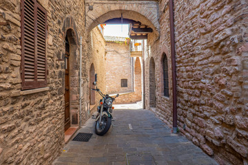 Strade di Assisi, Perugia, Italia, in una soleggiata giornata estiva - obrazy, fototapety, plakaty