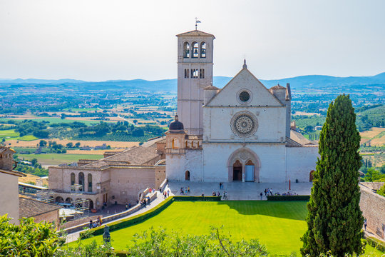 La Basilica di San Francesco ad Assisi, Umbria, Italia, in una soleggiata giornata estiva
