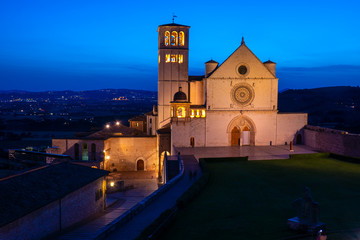 La Basilica di San Francesco ad Assisi, Umbria, Italia, al tramonto - obrazy, fototapety, plakaty