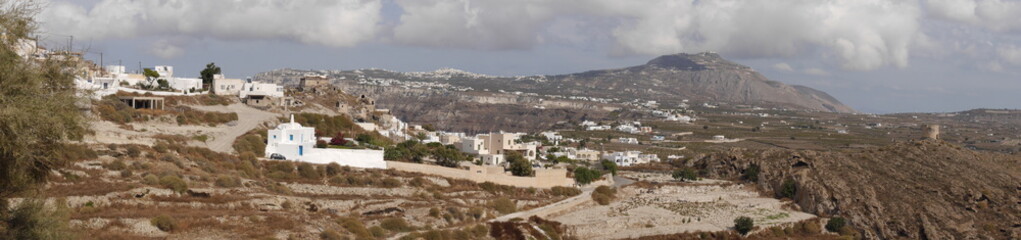 Obraz premium Panoramic view of the city of Akrotiri, an ancient ruined castle, caldera, and the Mediterranean Sea, on the island of Santorini Greece.