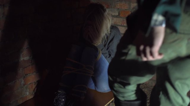 The offender puts a gun to his head, tied in the basement to a young blond woman. She is excited in a panic.