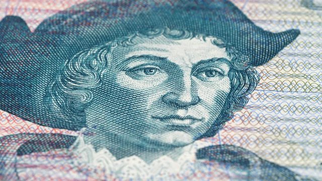Christopher Columbus portrait on Salvador 5 colones (1997) rotating. Low angle, macro. 4K, 422 10 bit