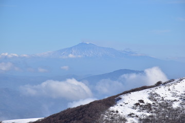 Vulcano Etna visibile da monte Carbonara. Eccezionale visibilità del vulcano da Palermo ad oltre 200 chilometri di distanza. Sicilia