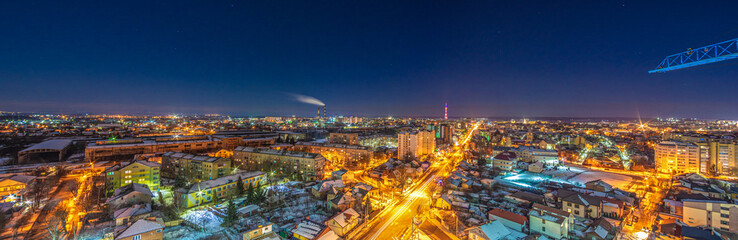 Fototapeta premium Panorama nocnego ukraińskiego miasta z wysokości