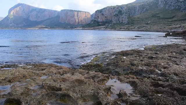 piattaforma a vermeti. Trottoir a vermeti &egrave; una piattaforma carbonatica litoranea che si espande verso il mare . riserva di monte Cofano, Custonaci Trapani. Sicilia