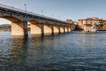 Vue sur le pont Lerouge et sur le Vieux Moulin au bord du Tarn à Millau - Aveyron - France
