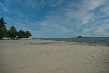 Fototapeta na wymiar Verschiedene Facetten der einsamen Stände in Panama mit Palmen, Bootswreck, Gras, Palmenwedel und Sonnenschirm