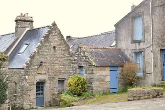 Locronan o&ugrave; ils tombent quelques flocons de neige magnifique village m&eacute;di&eacute;val et cit&eacute; de caract&egrave;re ce jour l&agrave; sous la neige