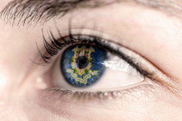 Fototapeta premium Flaga stanu Connecticut Stanów Zjednoczonych Ameryki odbija się w człowieku brązowe oko - wybory, sport, nadzieja, młode, pokolenie, futbol amerykański, kosz