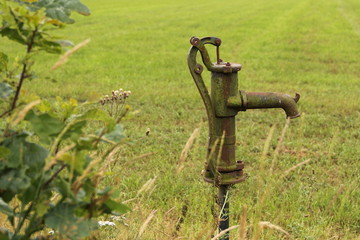 alte Pumpe am Feldrand