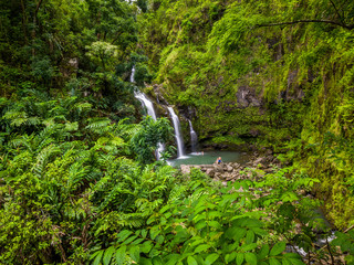 Obraz premium Maui, Hawaii Hana Highway - Three Bears Falls, Upper Waikani Falls. Road to Hana connects Kahului to the town of Hana Over 59 bridges, 620 curves, tropical rainforest.