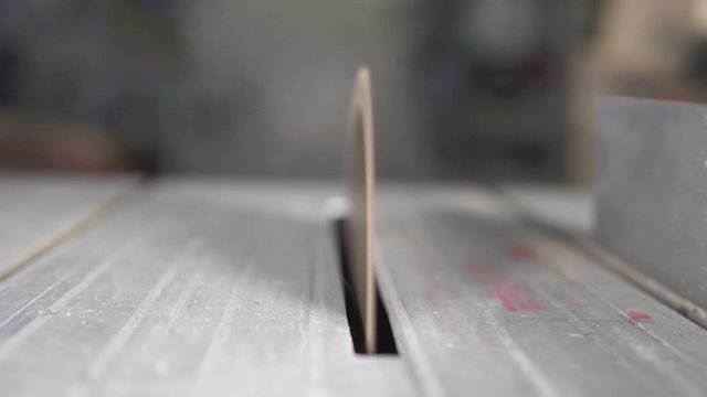 S&auml;geblatt dreht sich