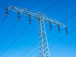 Elektrizität Mast mit Stromleitungen