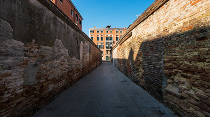 Fototapeta na wymiar Alleys of the old city of Venice. The beauty of the ancient city. Italy