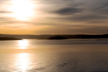 Fototapeta na wymiar Sonnenaufgang auf dem menschenleeren Oslofjord bei bedecktem Himmel