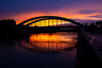 Fototapeta na wymiar Coucher du soleil sur le pont de Pont Sainte Maxence, Oise, Picardie, Hauts-de-France