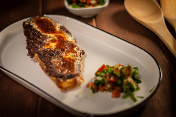 Molletes de frijoles con queso y salsa mexicana pico de gallo en bolillo tradicional mexicano