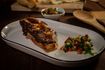 Molletes de frijoles con queso y salsa mexicana pico de gallo en bolillo tradicional mexicano