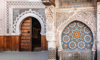 Brunnen mit Mosaik vor dem Eingangstor einer Moschee in Fes, Marokko
