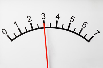 Scale with numbers on a white background. The red arrow indicates the number three.