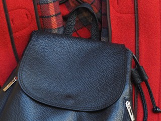 Accessoires - roter Dufflecoat und schwarzer Lederrucksack