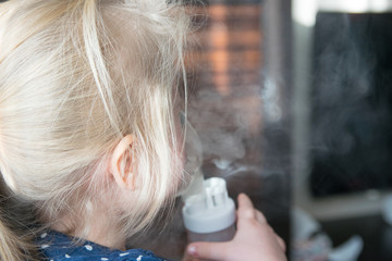 Fototapeta Dziecko podczas inhalacji. Nebulizator. obraz