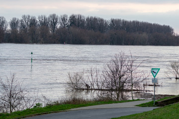 Überschwemmung und überflutete Auenlandschaft nach Hochwasser durch starke Regenfälle, Tsunami...