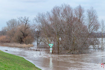 Überschwemmung und überflutete Auenlandschaft nach Hochwasser durch starke Regenfälle, Tsunami...