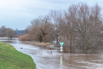 Überschwemmung und überflutete Auenlandschaft nach Hochwasser durch starke Regenfälle, Tsunami...