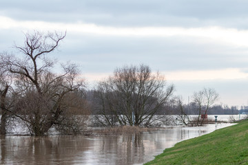 Überschwemmung und überflutete Auenlandschaft nach Hochwasser durch starke Regenfälle, Tsunami...