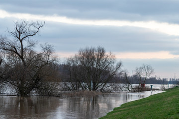 &Uuml;berschwemmung und &uuml;berflutete Auenlandschaft nach Hochwasser durch starke Regenf&auml;lle, Tsunami oder Schneeschmelze mit Deichbruch als extreme Wetterkapriolen mit &Uuml;berflutungsgefahr