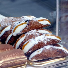 Paste fresche, gustosi cannoli siciliani 