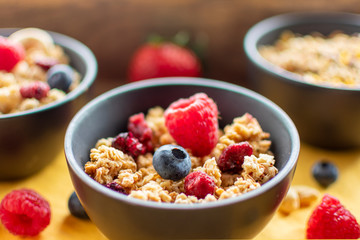 leckeres Früchte-Müsli mit frischen Beeren in Nahaufnahme. Mit unscharfen Hintergrund