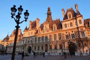 Fototapeta na wymiar Hôtel de ville / mairie de Paris, façade au soleil couchant avec un réverbère (France)
