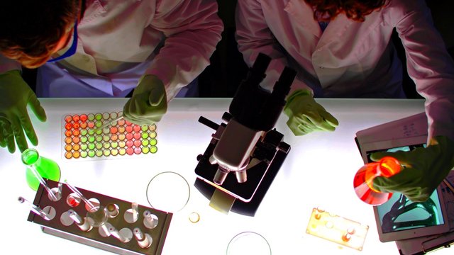 Des chercheurs travaillent dans un laboratoire