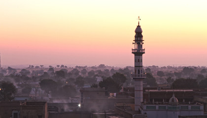 Fototapeta premium Minaret während des Sonnenaufganges 