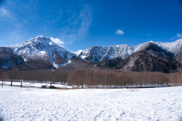 Fototapeta na wymiar 焼岳, 上高地, 湖, 雪, 青